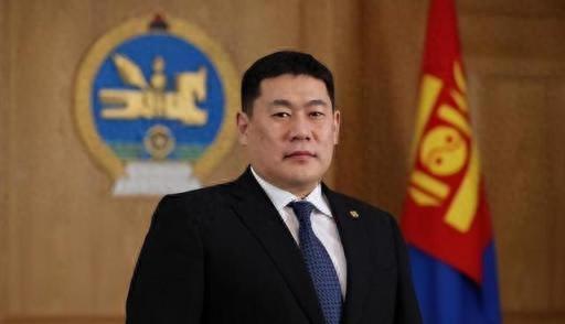 蒙古国总理疑因家人炫富下台儿子女友在网上炫富