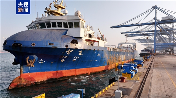 我国首次实现集装箱船全流程无人化作业！不到30秒稳稳固定