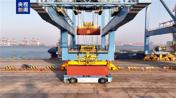 我国首次实现集装箱船全流程无人化作业！不到30秒稳稳固定(图2)